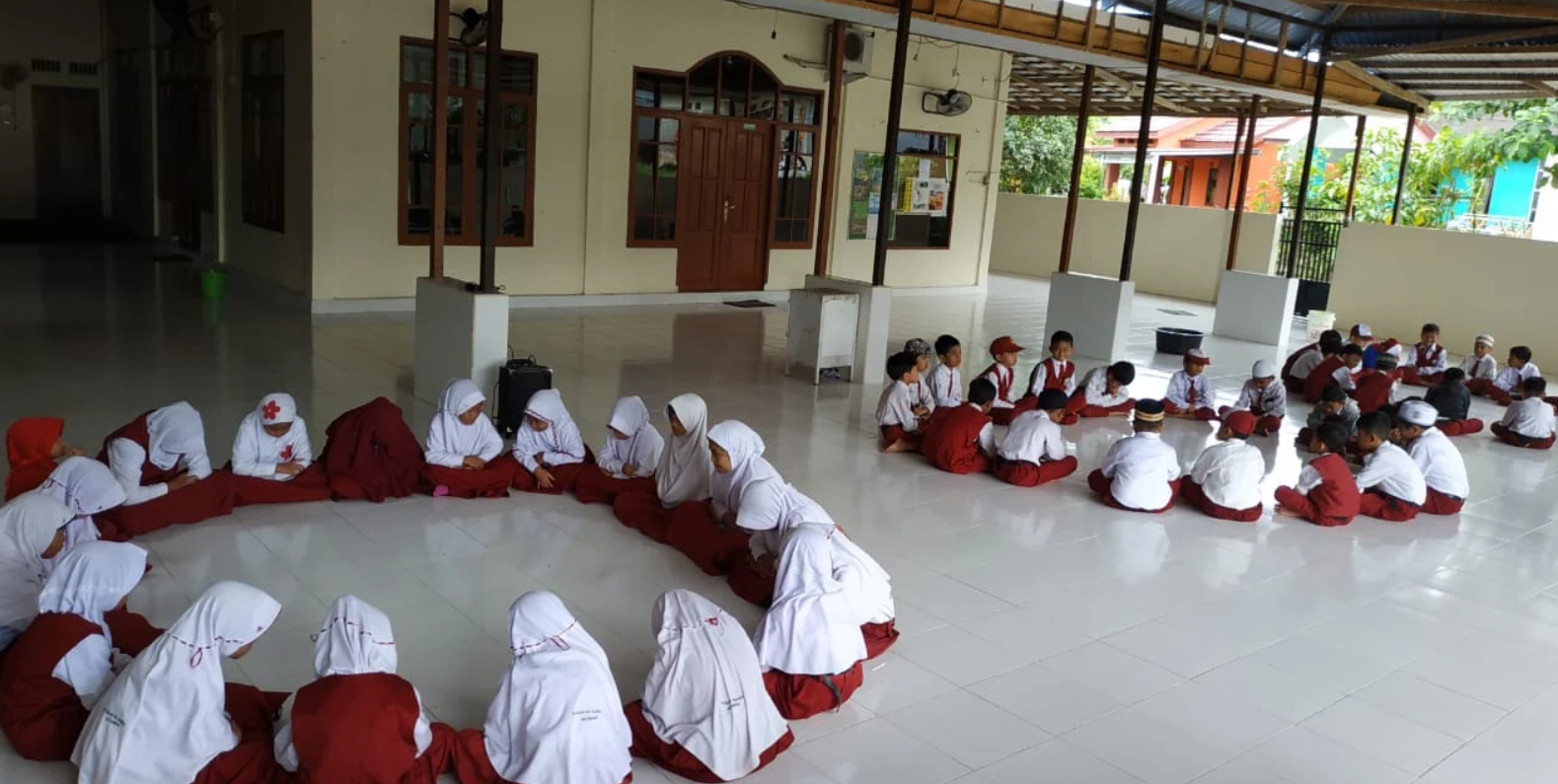 Latihan memanah melatih fokus dan konsentrasi anak.