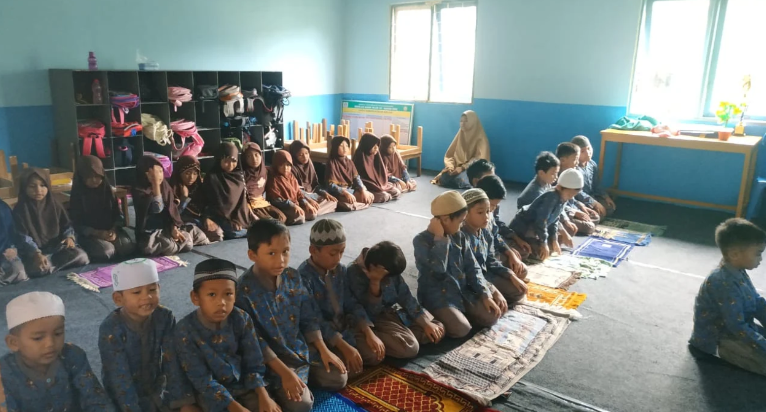Eksplorasi eksperimen sains sederhana bersama guru pembimbing.