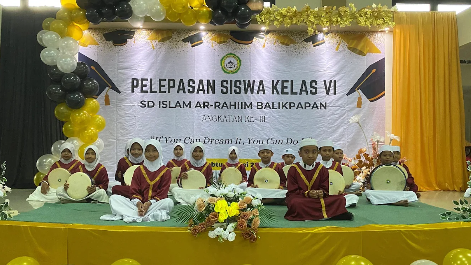 Pentas seni dan kreativitas santri cilik.